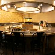 揚げたてを絶妙なタイミングで供されるのが、天ぷらの醍醐味。大きな円卓の内部が回転し、ゲスト一人一人が揚げ場を前に食事ができるよう工夫がされています。目の前で繰り広げられる華麗な手捌きに感嘆。