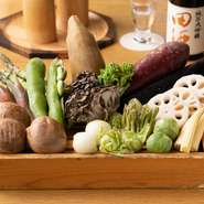 揚げ場には産地直送で仕入れる野菜が並び、店内中央には活きの良い車海老などが泳ぐ生簀が設置されています。漂う香りと油の音に期待感が高まる幸せなひととき。旬菜の繊細な味わいに思わず笑みがこぼれます。