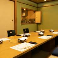 12名までで利用ができる座敷席は、宴会や飲み会に最適。優雅な雰囲気漂う空間で、ゆったりと落ち着いて過ごせます。天ぷらだけでなくお造りや一品料理も盛り込んだコースメニューが用意されているのも魅力です。