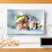 新鮮な魚介類を、天ぷらはもちろん、お造りでも楽しめるのも魅力の一つ。お酒片手にじっくり味わって。