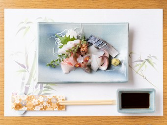 お酒の肴に。あるとうれしい『刺身盛り合わせ』