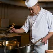 「天ぷらは難しいからこそ、奥深いし面白い」と語る横田氏。その日の食材に合わせて衣の濃さや油の温度、揚げ時間などすべてを調整して、最高の一品を提供することに注力されています。