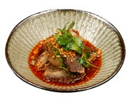 牛スネ肉とハチノスをニンニク辣油で和えた、パクチーとナッツの風味が、ピリッとした辛さの中に爽やかさと香ばしさを感じさせる一品。