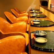 体を包み込んでくれるような、大きめのカウンターチェアーが設えられたカウンター席。選りすぐりの美味と美酒を、思い思いのスタイルで楽しむことができる和バルです。