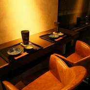 モダンな和をテイストにした店内は、普段とは違うスタイル過ごしたい方にお誂え向き。ジャズのサウンドに包まれて大人の雰囲気をまとった空間は、シックなデートに最適です。