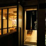 緑豊かな藤が丘エリアの中でも、ひと際目立つオシャレなデザイナーズビル。その一角に佇むモルタルの外観が印象的なお店です。暖簾の先では、穏やかにほほ笑むオーナーと気さくなスタッフが出迎えてくれます。