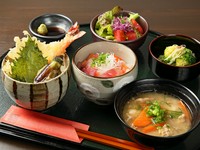 ミニ天丼・ミニ海鮮バラチラシ・サラダ・味噌汁・一品付き