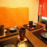 大人の雰囲気をまといながら、決して気負うことはなく素敵なひと時を満喫できる場所。ひとりで過ごしやすいカウンターやグループで利用しやすいテーブル席など、さまざまなシーンで足を運べます。