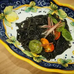 貝たっぷりイカスミパスタ