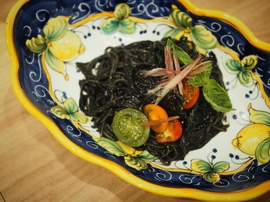 貝たっぷりイカスミパスタ