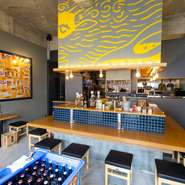 誰もが訪れやすく居心地の良いお店です。「なかなか一人では飲食店に入れない」と話す方も一人でフラッと入店できるように、カジュアルな雰囲気づくりを大切にしています。