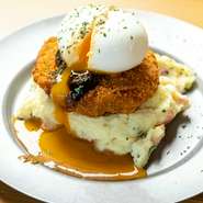ポテトサラダの上にメンチカツ、その上に黄身がトロトロの半熟卵をトッピングしています。卵を割る瞬間に黄身が流れ、動画に収めたくなるようなビジュアルに。食欲を掻き立てられられます。