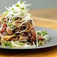 親鳥を使うことで、しっかりとした歯ごたえと濃厚な旨味を感じられます。表面を香ばしく炙る程度に火入れしたタタキは、鶏肉本来のおいしさをダイレクトに楽しむことができる一品。