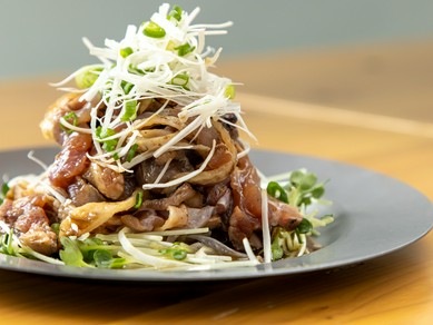 噛むほどに甘い脂が溢れ出し食べ応えもある『県産親鳥のタタキ』