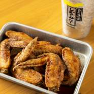 そのネーミングの通り、骨までキレイにおしゃぶりしたくなるようなおいしさ。甘辛く味付けした手羽先に、たっぷりまぶしたコショウの辛味がピリリッと全体を引き締めています。