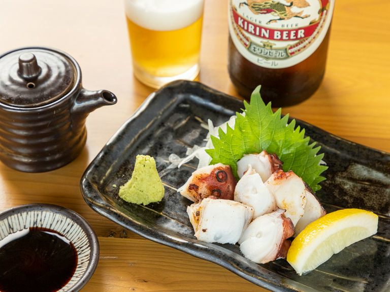 新鮮魚介は刺身にしたり炙ったり、ビールが進む一品に