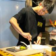 自分がつくる料理をおいしそうに食べてもらうことによって、さらに料理に対する意欲が湧いてくるのだとか。好きな瓶ビールに囲まれて、毎日やる気と情熱に溢れています。