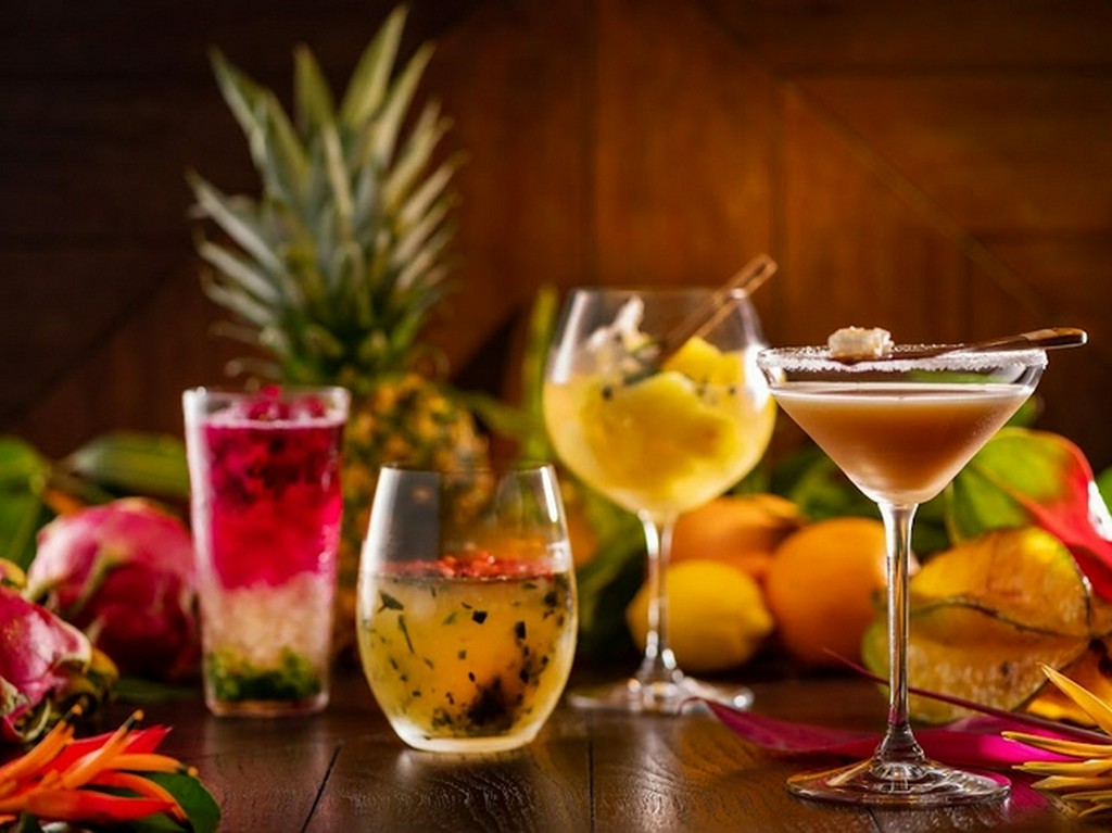 美しいカクテルから、ソムリエによるお酒の提案まで豊富に揃う