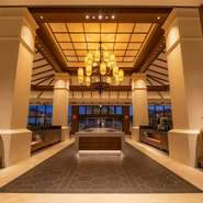 入店した瞬間に、日常から切り離され非日常の世界へと誘われる