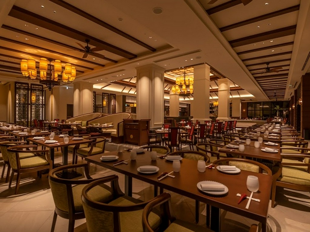 スタイリッシュかつ気品に満ちた店内で、笑顔溢れる二人