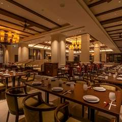 スタイリッシュかつ気品に満ちた店内で、笑顔溢れる二人