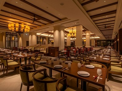 スタイリッシュかつ気品に満ちた店内で、笑顔溢れる二人