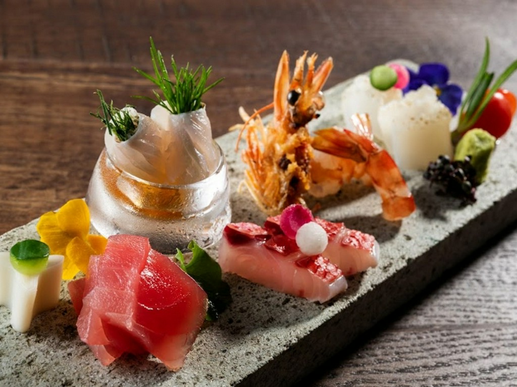 沖縄ならでは。さまざまな色彩を加えて華やかに『琉球お造り盛り合わせ（5種）』