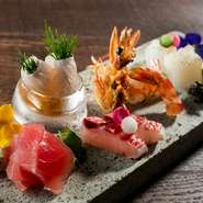 地産にこだわり、地元で水揚げされた鮮魚が選ばれています。石垣産マグロやシャコ貝など、珍しい魚介もふんだんに。色彩の華やかさも考えながら、盛り合わせています。