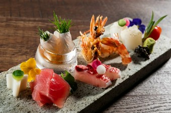 沖縄ならでは。さまざまな色彩を加えて華やかに『琉球お造り盛り合わせ（5種）』