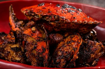 甲羅の中にぎっしり詰まった身を楽しむ『ノコギリガザミのブラックペッパー炒め』