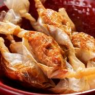 香辛料5種類をブレンドして、やんばる地鶏を味付け。紙で包み揚げ蒸しすることで、旨み逃しません。シンガポールのレストランで発祥した料理だと言われています。