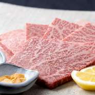 九州産の黒毛和牛を中心とした上質なお肉を提供する【焼肉　晋州】。人気部位から、数量限定の希少部位も用意。焼肉ひと筋のオーナーが自信を持って薦める逸品を、贅沢に味わってみませんか。