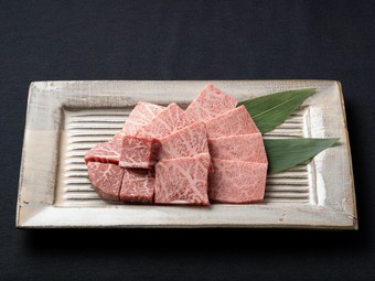 厳選部位を贅沢に楽しむ『黒毛和牛特上三種盛り』