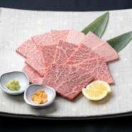 脂が多いお肉が苦手な方にもおすすめな、黒毛和牛の内モモ肉5種の盛り合わせ。友三角・芯々・ランプ・イチボ・カメノコと、赤身肉の食べ比べを楽しめます。