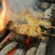 朝びきの鶏肉を仕入れ。四季折々の旬食材もあり、訪れるたびに異なる味わいにも出合えます。『肉寿司』や『鶏ハンバーグ』など、一品料理も豊富に用意されているので、飽きることなく通えます。