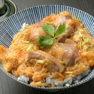 何度も試作を重ねてできた逸品。写真の「親子丼」以外に、「そぼろ丼」と「鶏だし茶漬け」も用意されています。あえて少量で盛り付けてくれるので、〆にもぴったり。コースの最後にもついてきます。