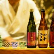 ソムリエでもある大将が厳選したアルコールメニュー。中でも日本酒は、日本各地の銘酒を入れ替わりで提供しています。訪れるごとに新しい味と出合えることも、楽しみのひとつです。