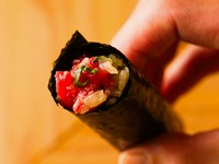 ねぎとろと秋田の漬物【いぶりがっこ】を使用した巻物