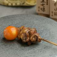 朝引きの新鮮な国産鶏にこだわり、毎朝その日に使う分だけを仕入れています。お任せコースには定番の『ハツ』や『もも』のほか、希少部位の『ちょうちん』が登場することもあります。