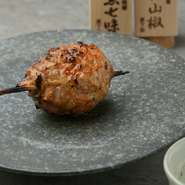 店のオープンにあたり、試行錯誤の末に生み出された自家製の『つくね』。肉の旨みと食感を存分に楽しめるよう、ひき方や部位が異なる4種類のひき肉をブレンド。たれ・塩のどちらでも楽しめます。
