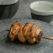 焼鳥の王道ともいえる『もも』は、“ぷりっ”とした食感が楽しい一品。肉の旨みを引き立てるのは、2回に分けてからめる自家製のたれ。炭火の香ばしい香りと相まって、格別の味わいです。