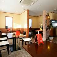 広々とした空間で、フレンチをお子様連れでも気軽に楽しめるのがうれしいところ。お手軽な『レディースコース』は、ソフトドリンク飲み放題付きです。