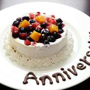 誕生日や記念日など、お祝い事のためのケーキもつくってくれます。照明を落とすなど、サプライズ演出も可能。思い出に残る素敵なひとときを過ごせそうです。