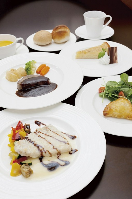 華やかな料理が食卓を彩る『フレンチフルコース』