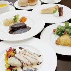 華やかな料理が食卓を彩る『フレンチフルコース』