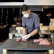 お肉は、一つ一つ手切りにこだわっております！