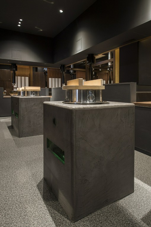 目の前にある羽釜でふっくら炊き上げるご飯！