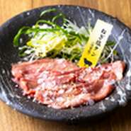 羊のタンは牛タンよりも小さく、一人前に1本使用されています。タン元を手切りで薄くスライスし、ねぎと一緒に巻いてどうぞ。独特のくせがない淡雪塩が、素材の旨みを引き立てます。