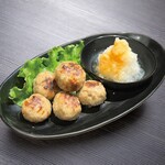 食べやすい一口サイズの珍しい「羊のつくね」。大黒屋の新名物。お味は「さっぱりとしたおろしポン酢」と「タレが入った特製月見」の2種類からお選びいただけます。