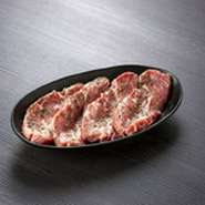 「ラム肉をさっぱり食べたい」という方に人気があります。岩塩のマイルドな塩味で食欲を心地よく刺激。ラム肉の風味がハーブの香りに調和され、口の中で爽やかさが広がります。